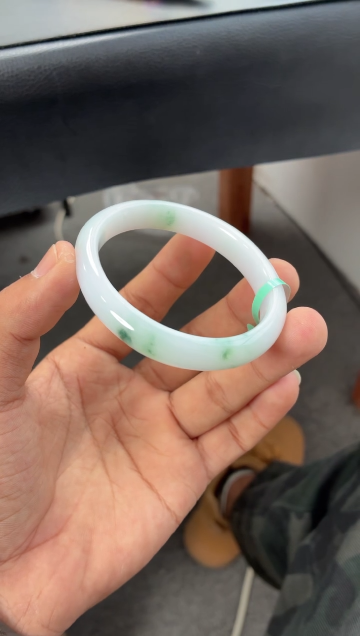 未镶嵌手镯翡翠（福利镯）牛奶底飘绿花 2号 贵妃 53-54圈口 （微瑕）