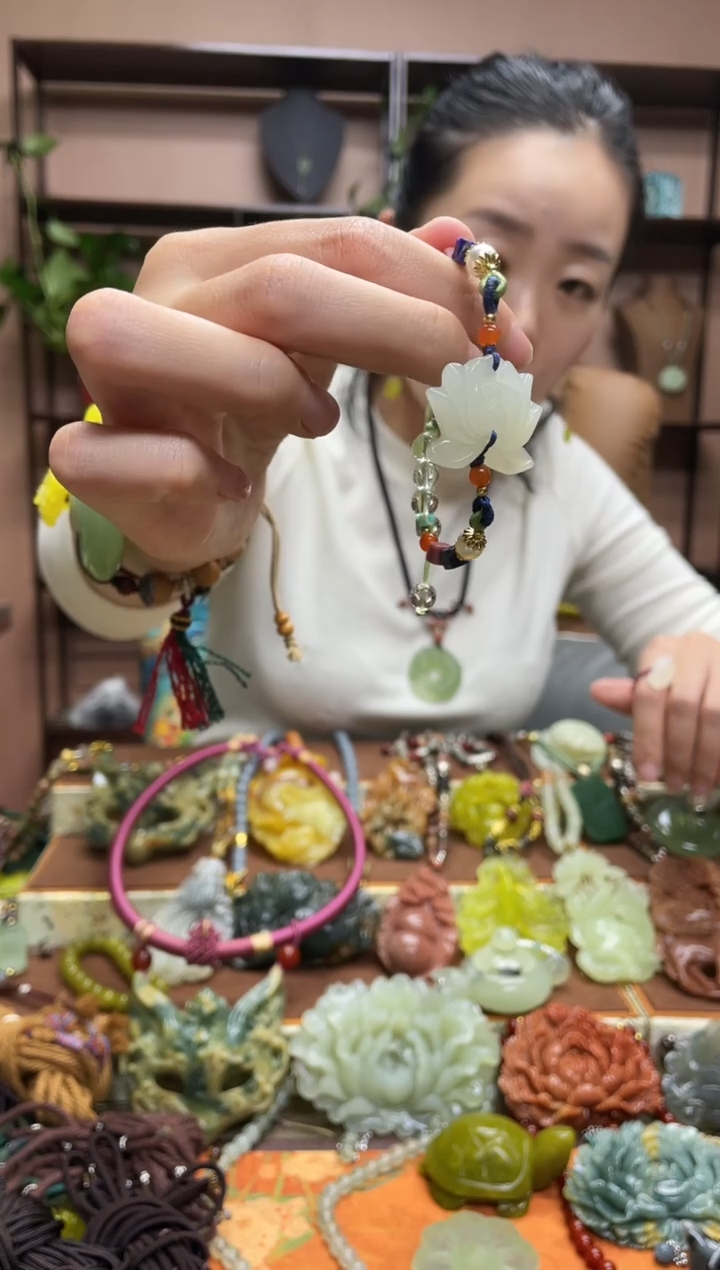 未镶嵌岫玉颈饰·