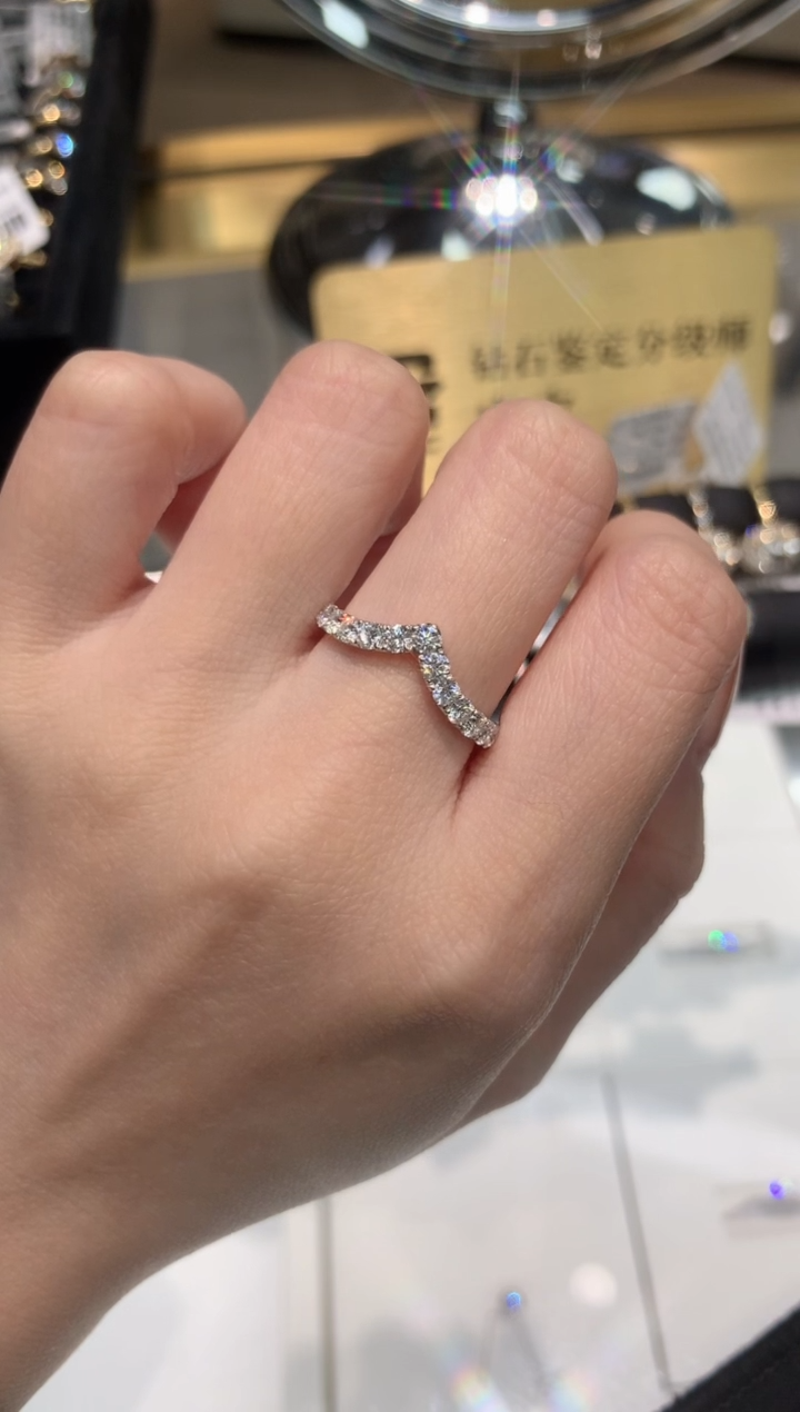 【闪购商品】合成钻石18K金镶嵌v排15圈