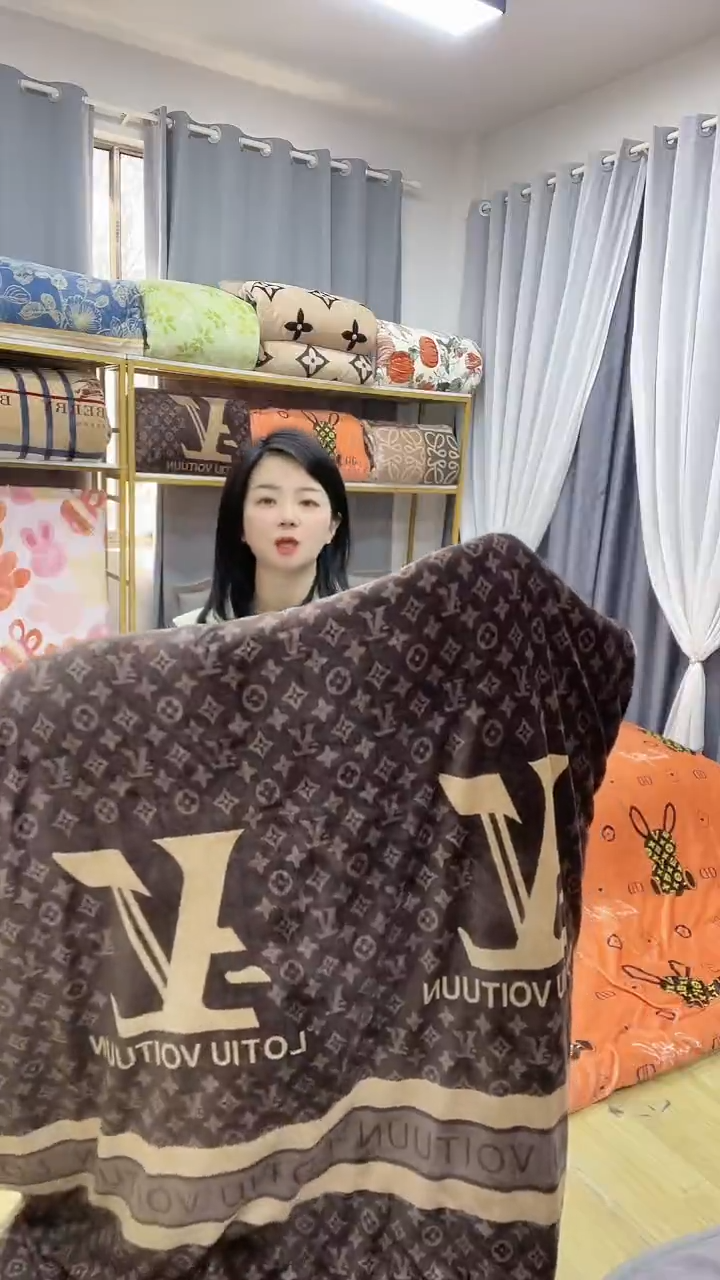 牛奶绒150*200深咖老花被子