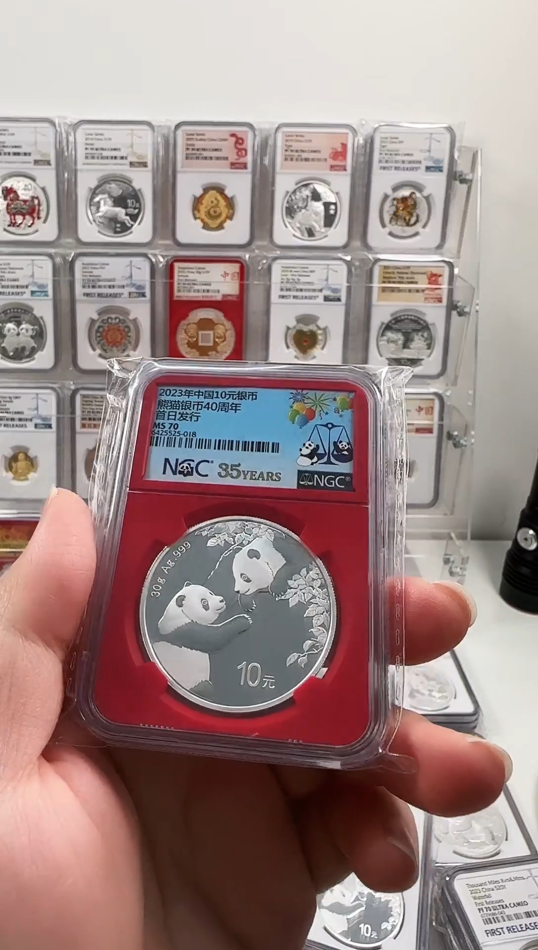 纯银23年熊猫银币NGC70分首日红内有白斑