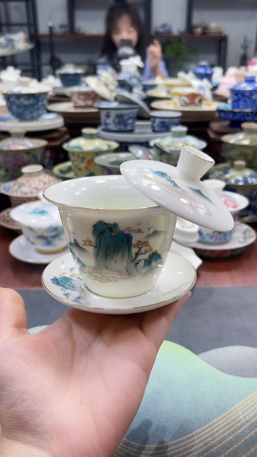 描金彩云山悬停盖碗