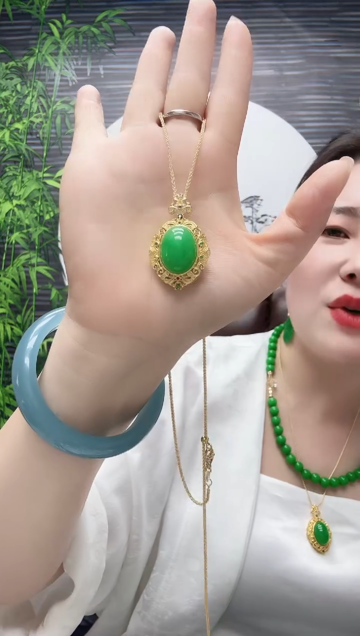 高货镂空鸽子蛋满绿吊坠