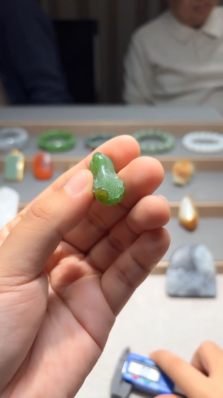 颈饰未镶嵌和田玉碧玉俏色百财