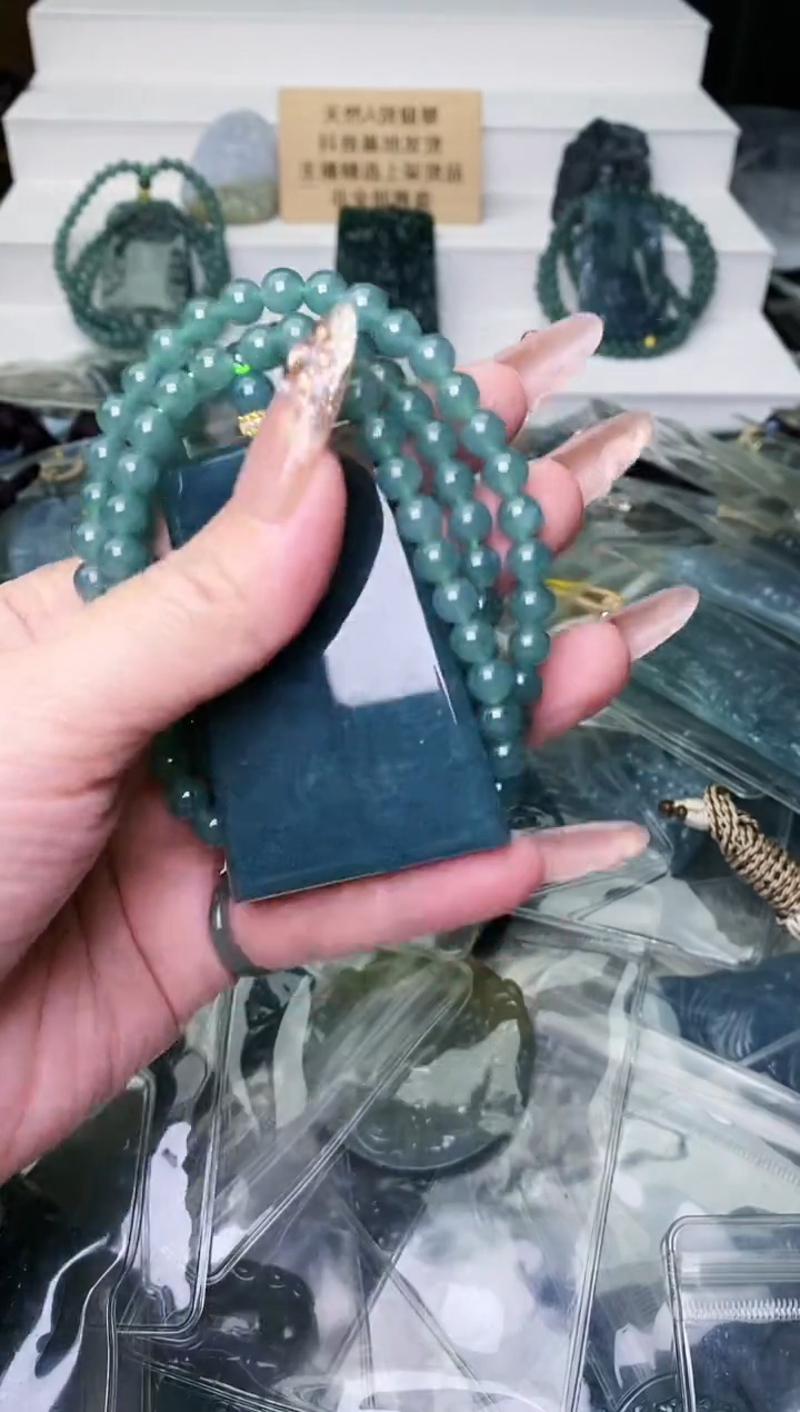 颈饰未镶嵌翡翠 