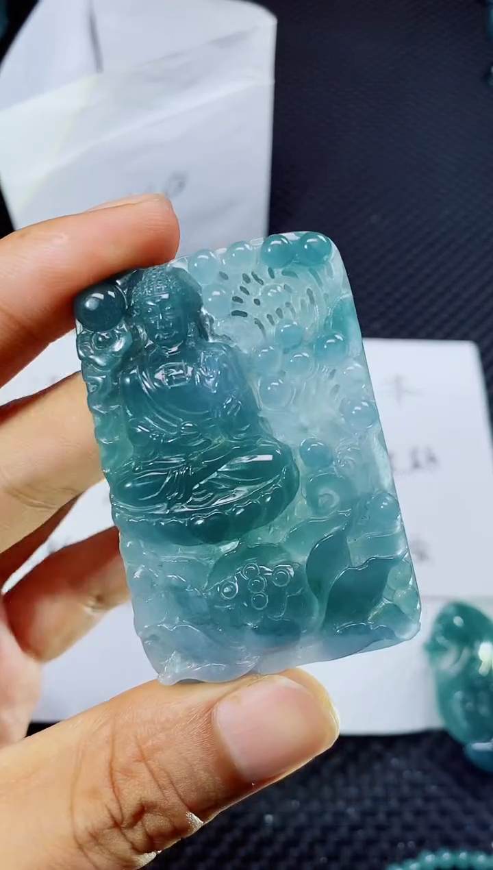 翡翠未镶嵌颈饰          