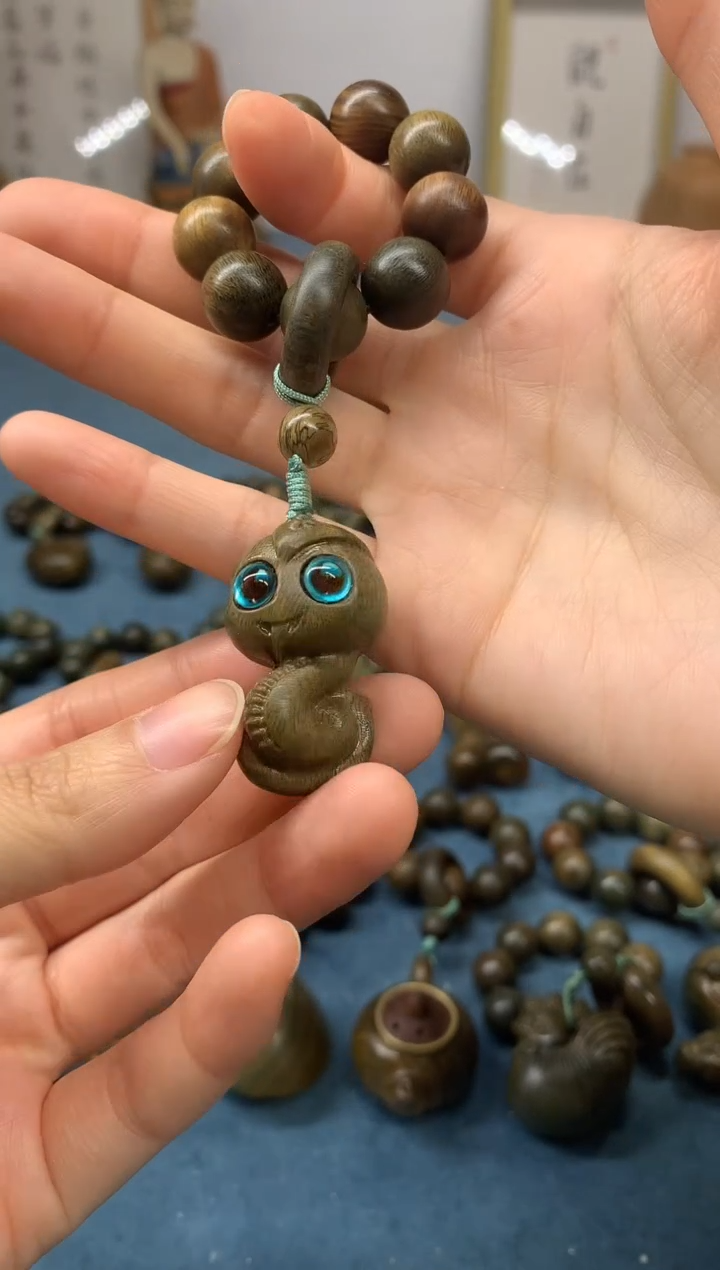 【闪购商品】维腊木（绿檀）把件 小萌蛇 盘玩件