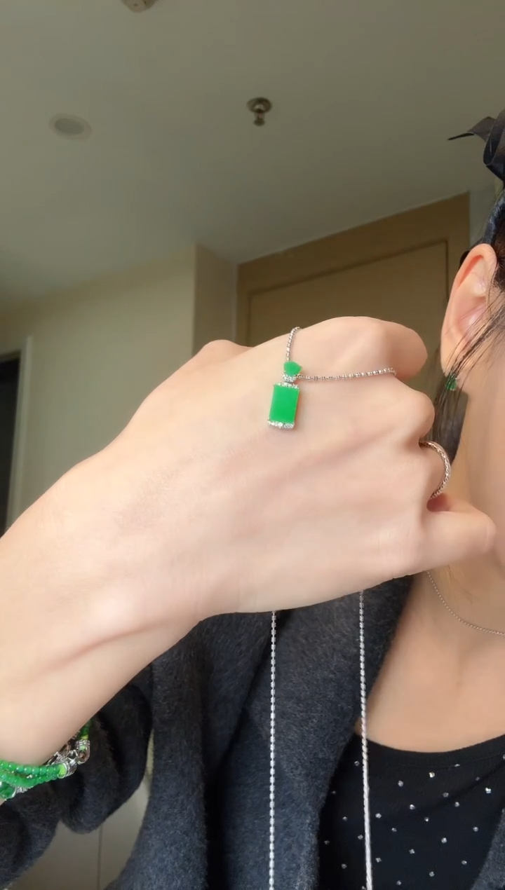 【闪购商品】翡翠吊坠(不含链)18K金镶嵌天然翡翠吊坠