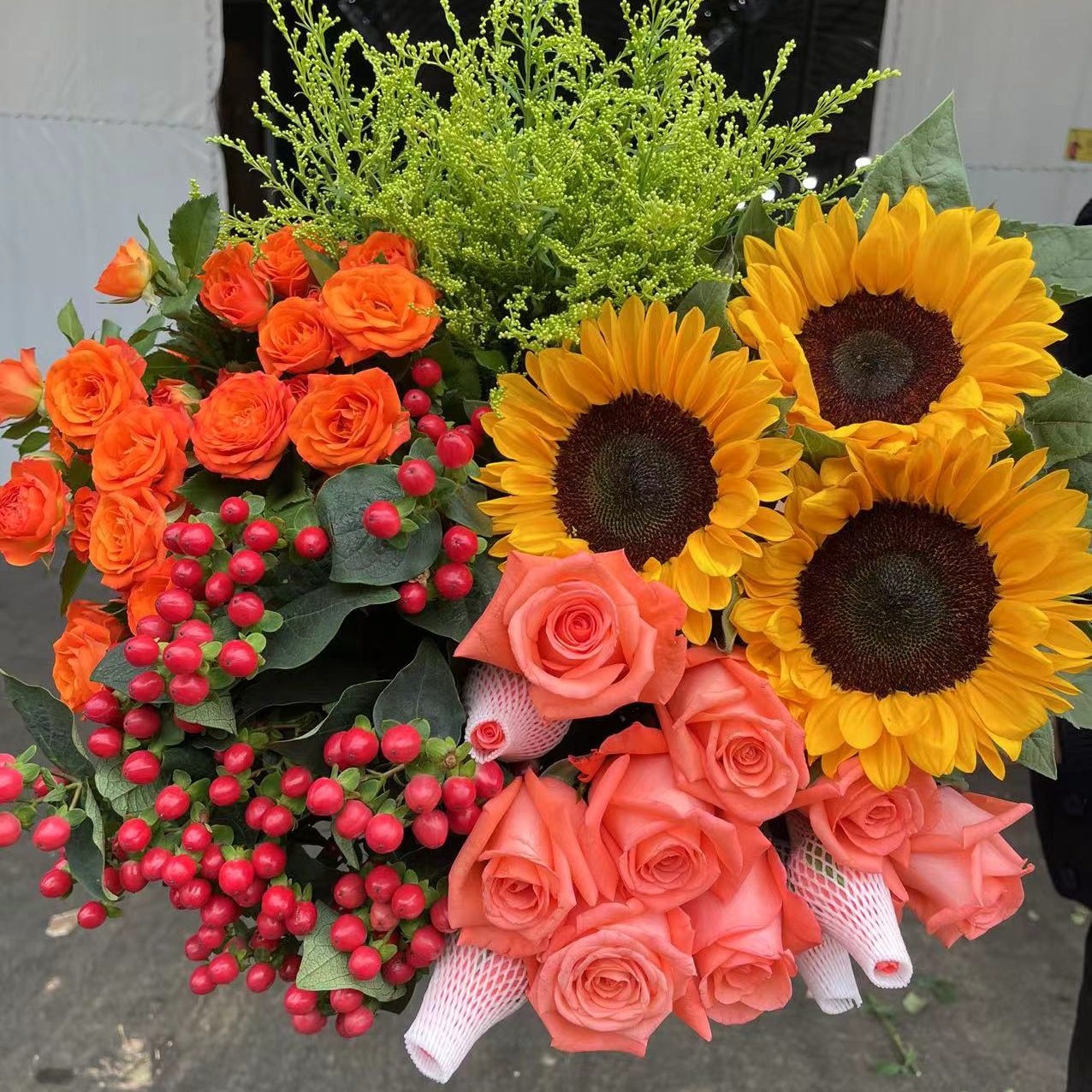 【爆款】粉玫瑰6枝+向日葵3枝+橙芭比3枝+红豆+配草5枝 云南鲜花