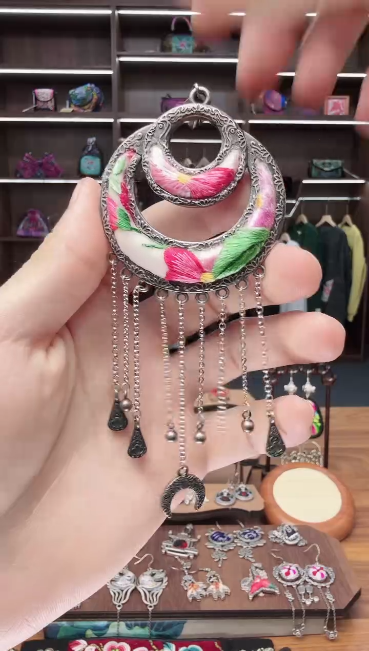 织绣73蒙阿苏苗绣传承