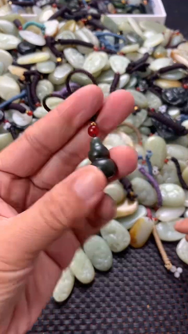 和田玉未镶嵌颈饰（多样性发一件）没有证书有瑕