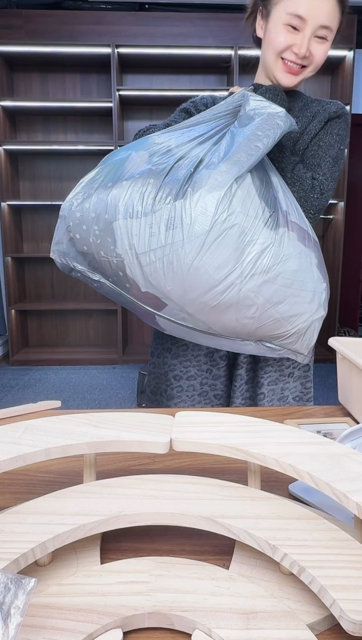 织绣L67蒙阿苏苗绣传承   其中一件或一条