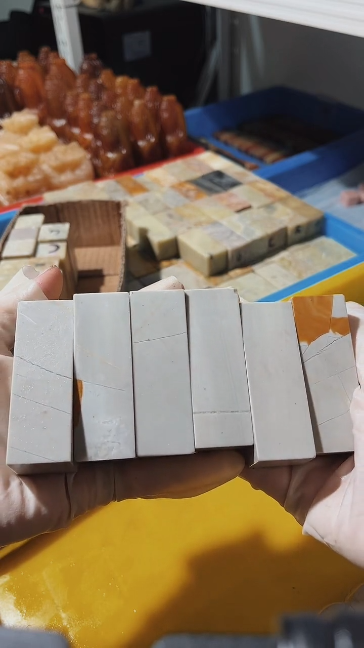 老挝石肖***师瑕疵不规则章6方