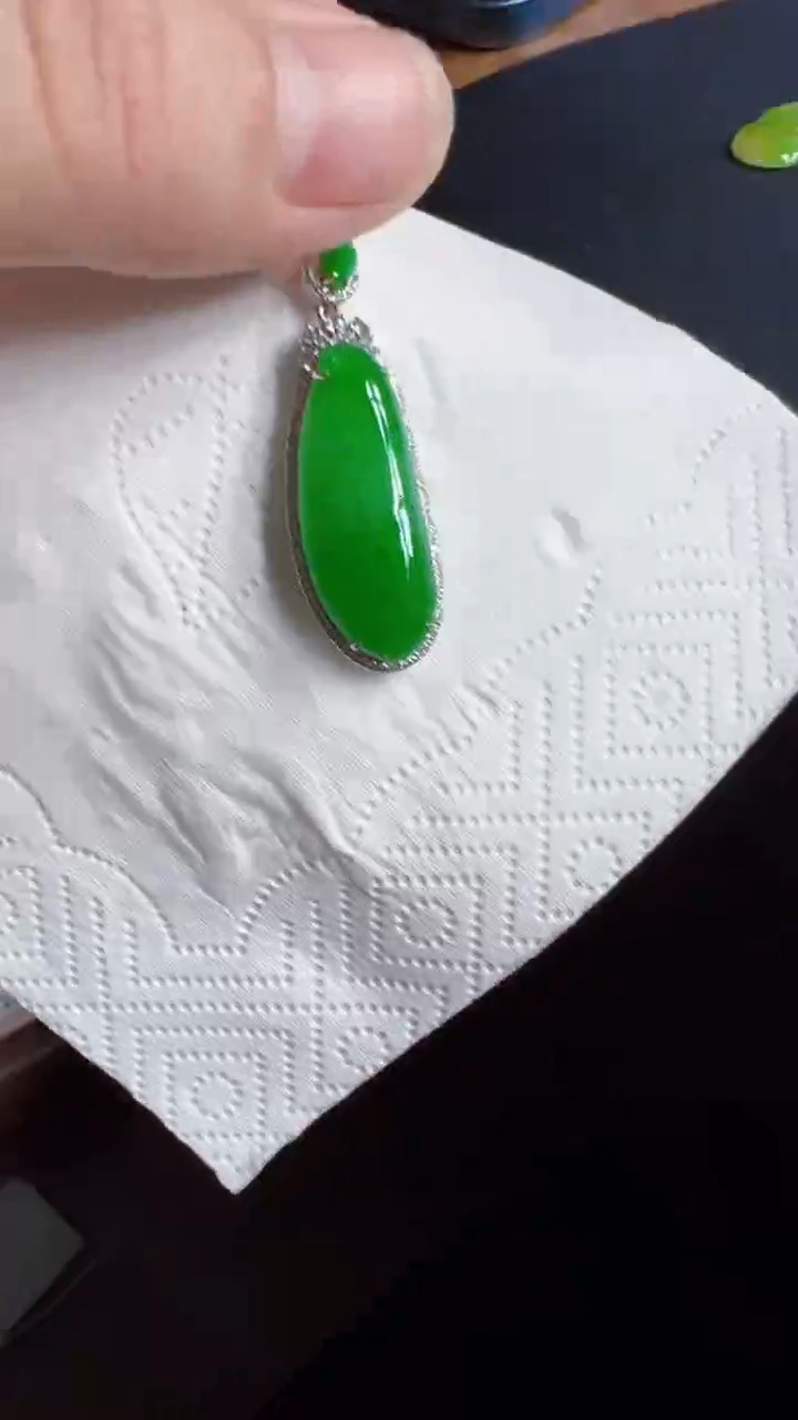 颈饰18K金镶嵌翡翠瓜
