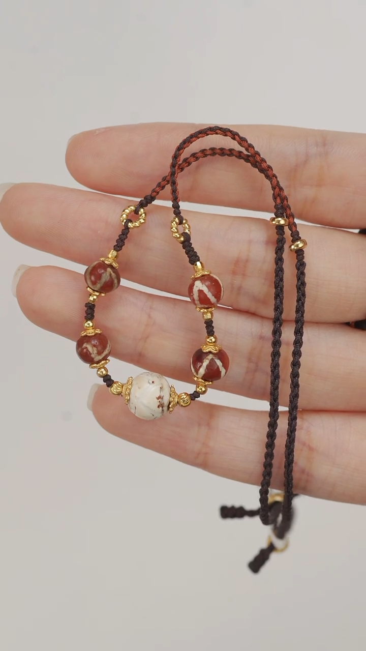 亚克力好看的红项链