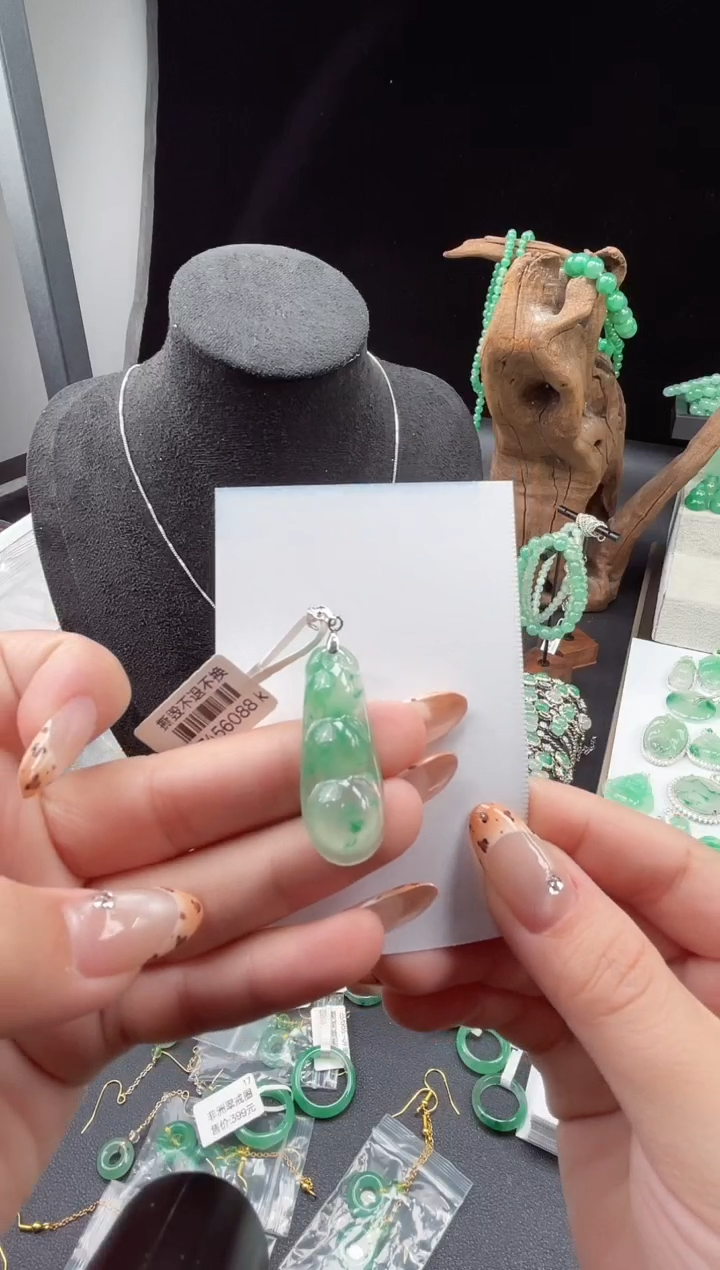 吊坠(赠链)银S925镶嵌石英质玉（非洲翠）17.240豆子