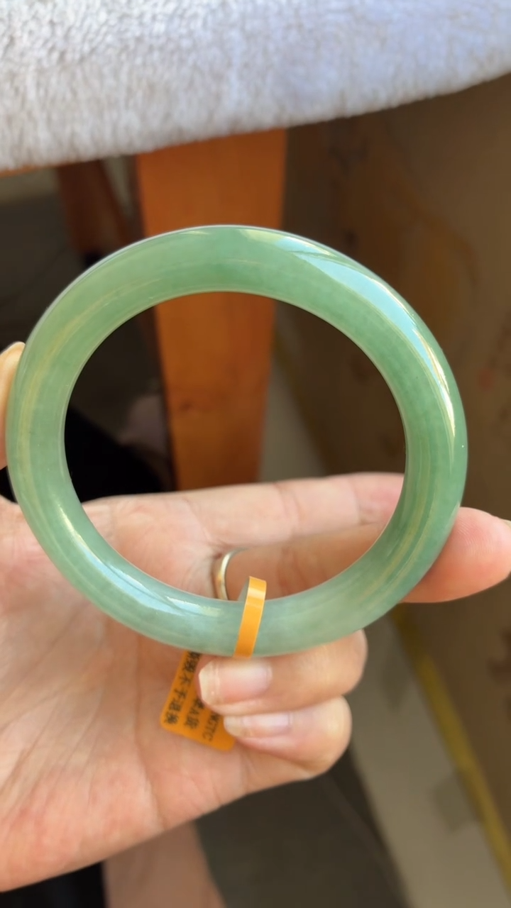 未镶嵌手镯翡翠（血漏）冰胶湖水绿半山水圆条5号