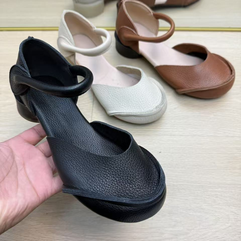 2025最新款创复古一字带包跟凉鞋女真皮侧空粗跟软底女鞋