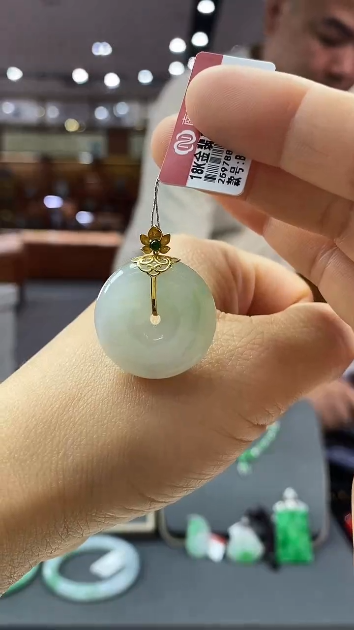 颈饰18K金镶嵌翡翠平安扣