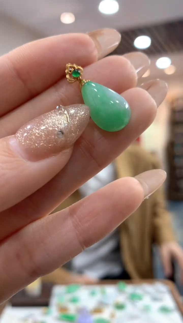 【闪购商品】翡翠吊坠(不含链)18K金镶嵌水滴