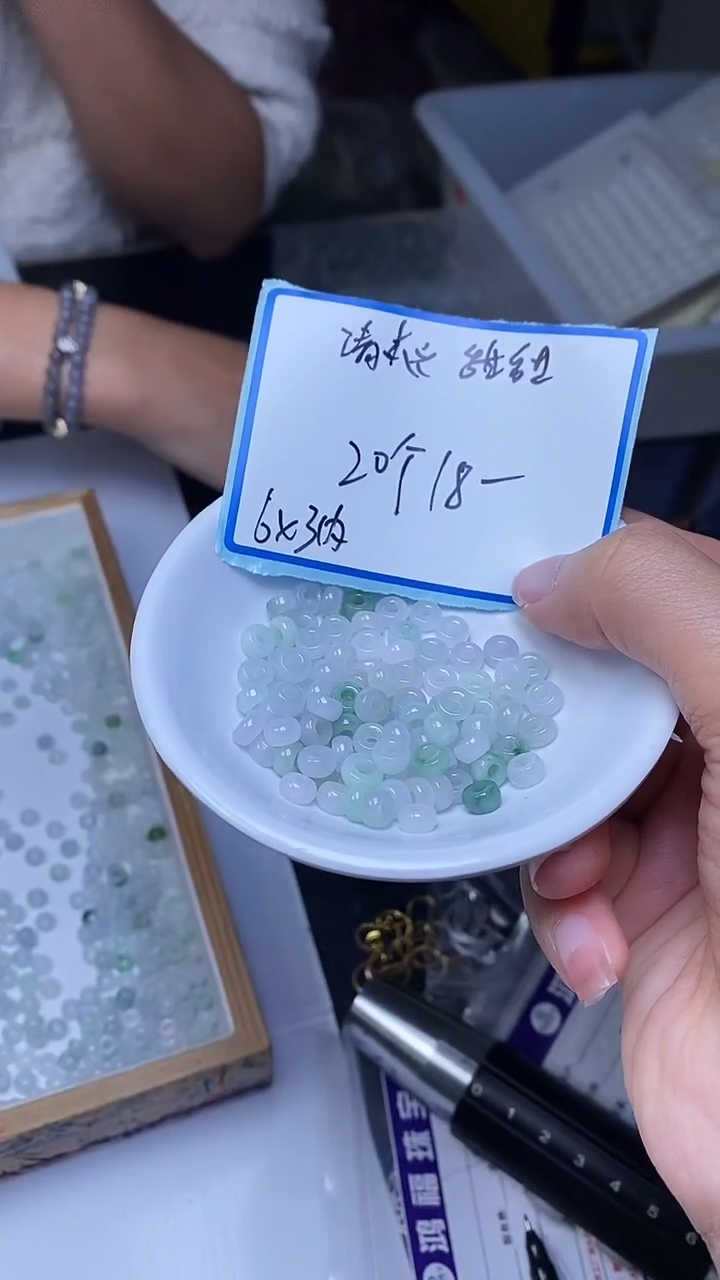 未镶嵌翡翠手饰清爽翡翠 大孔珠6*内3mm20颗18元