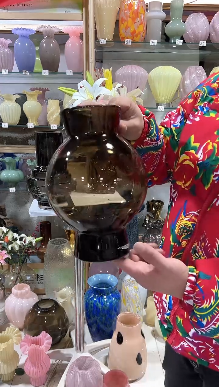 【闪购商品】无铅玻璃棕灰色大肚花瓶