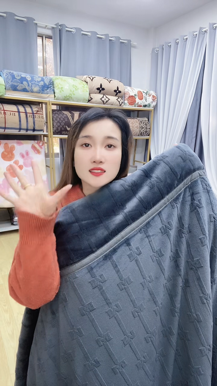 牛奶绒2*2.3灰雕花被子