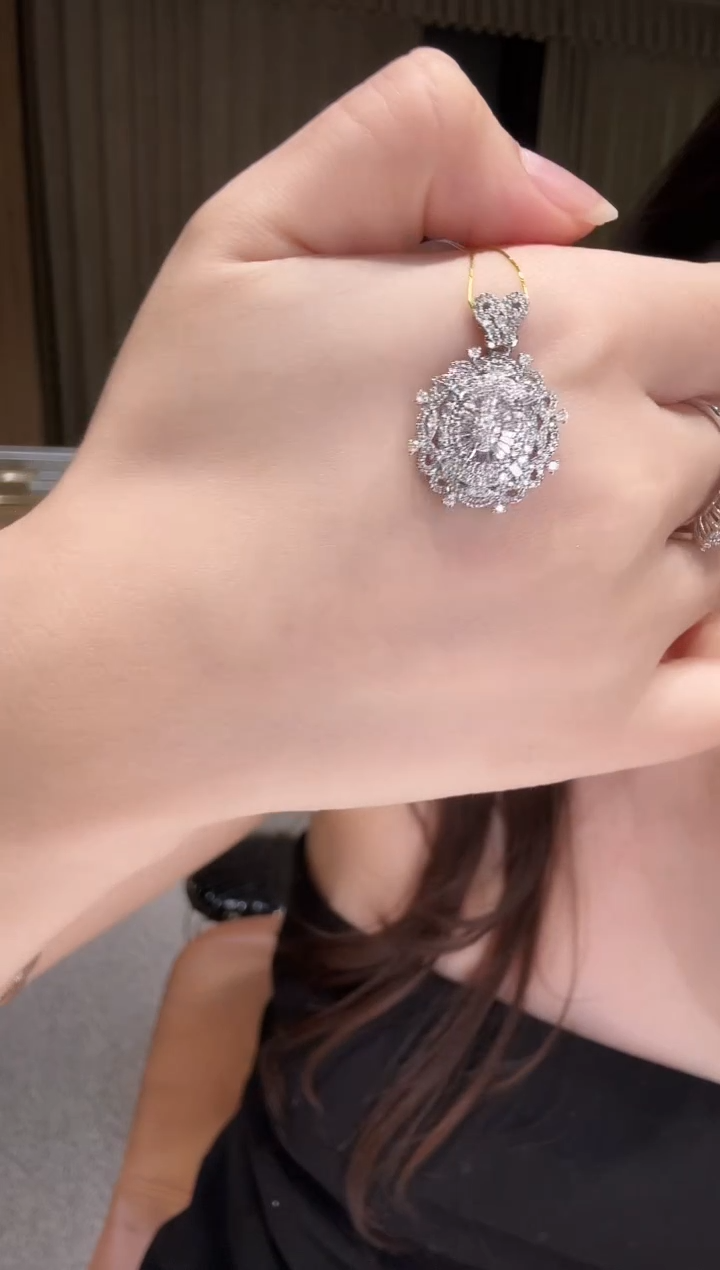 18K金镶嵌吊坠（不含链）钻石繁花