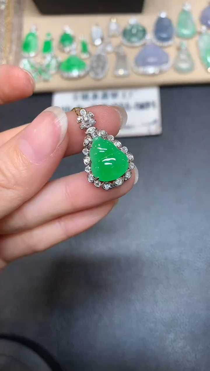 【闪购商品】翡翠颈饰18K金镶嵌葫芦【无服务费