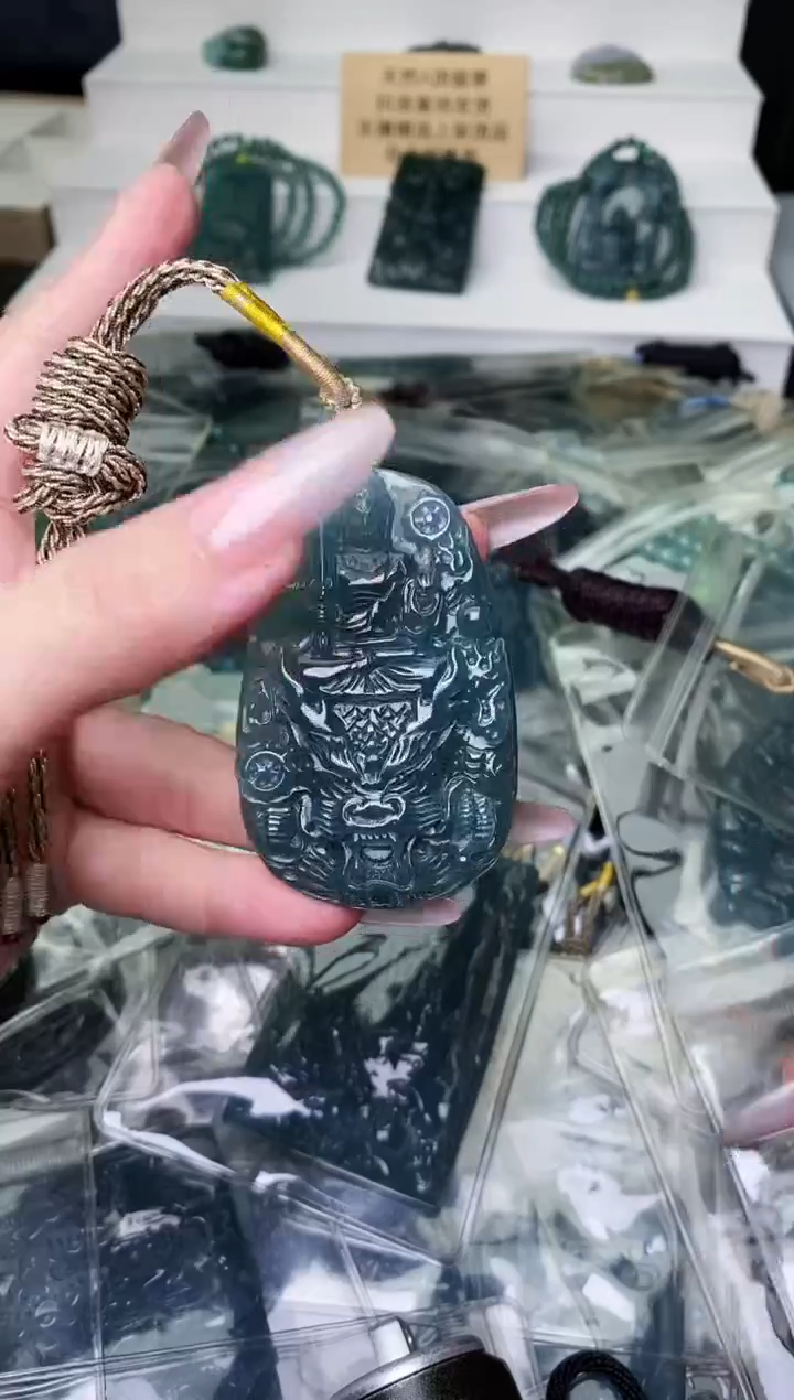 颈饰未镶嵌翡翠 