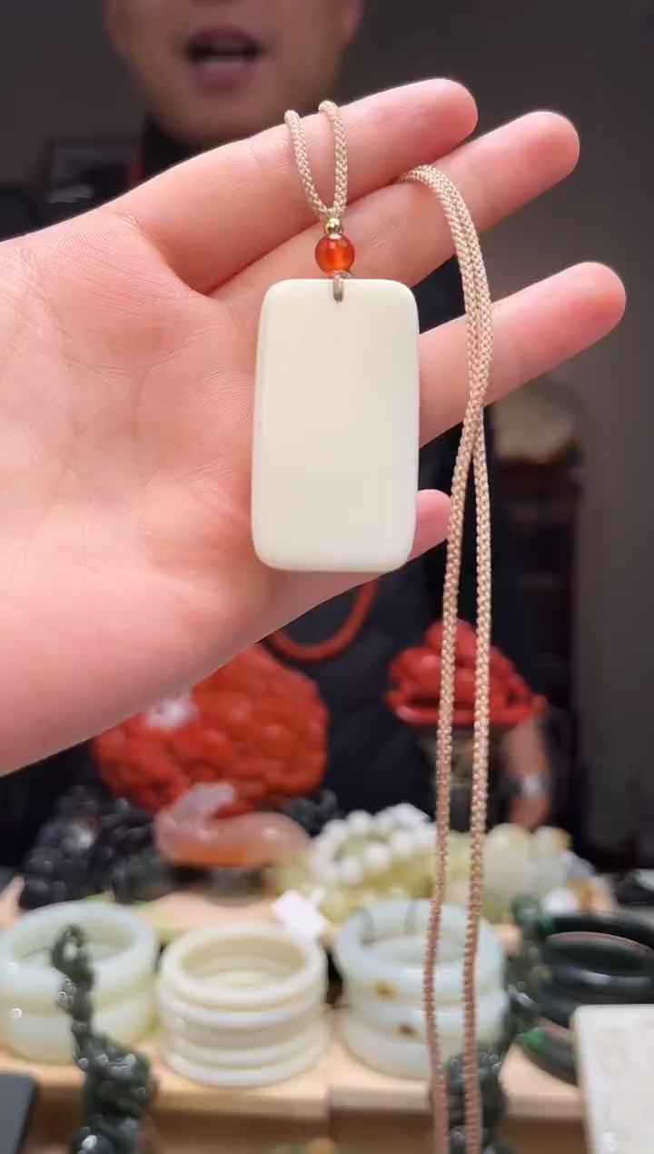 颈饰未镶嵌和田玉吊坠