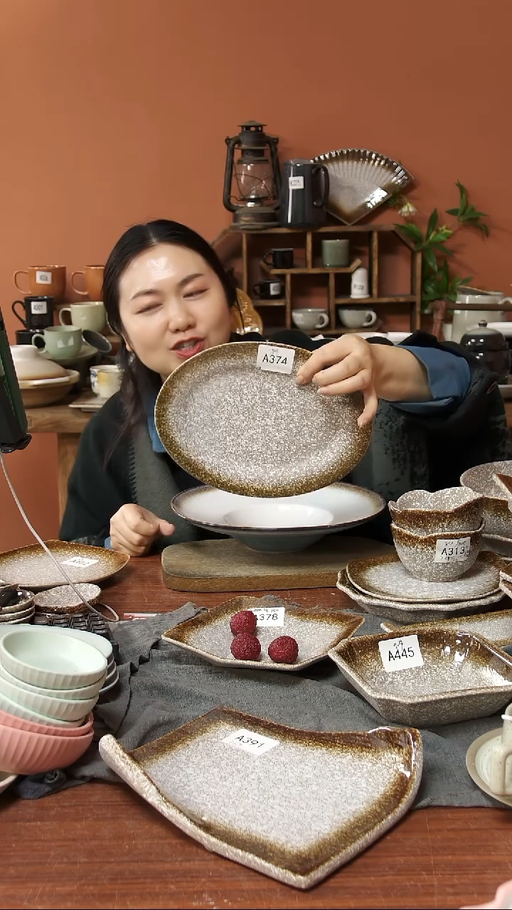 陶瓷A374 一只陶瓷粗陶椭圆盘可能微瑕