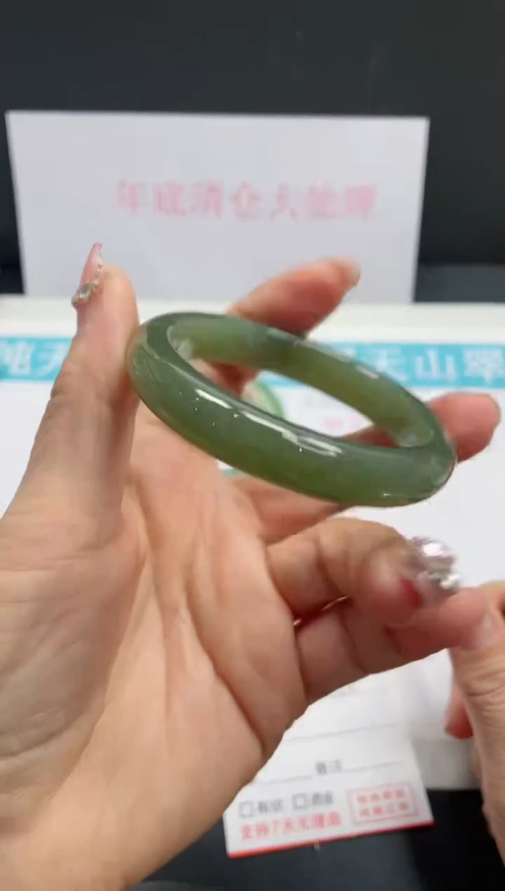 【闪购商品】石英质玉手镯未镶嵌96