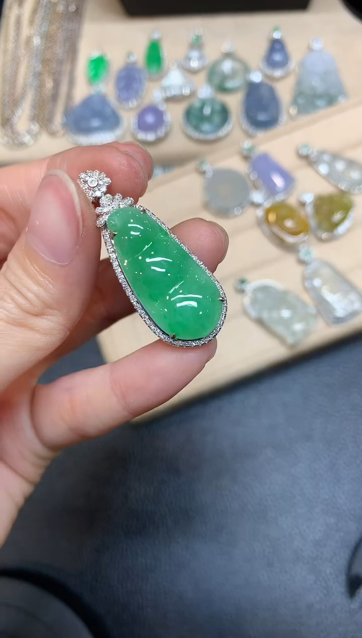 【闪购商品】翡翠颈饰18K金镶嵌福豆【无服务费