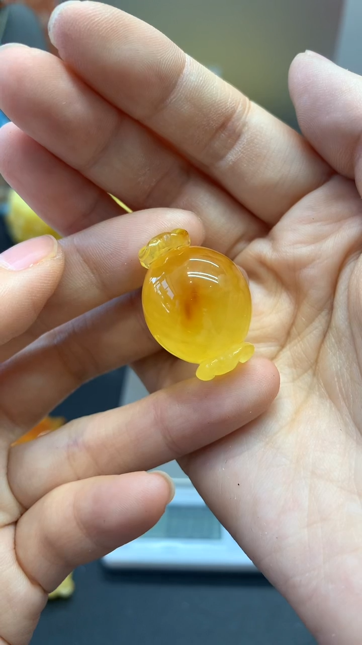 未镶嵌琥珀珠宝奇石570