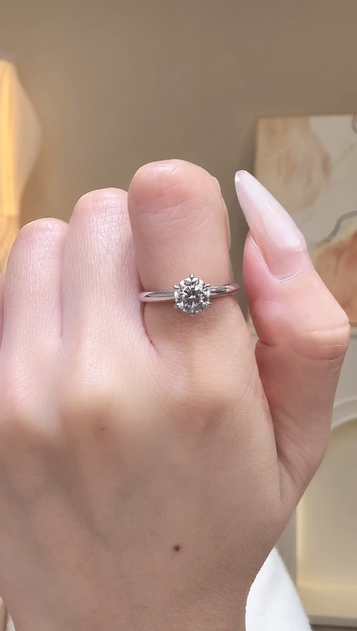 铂Pt950镶嵌实验室培育钻石t家1卡六爪戒指