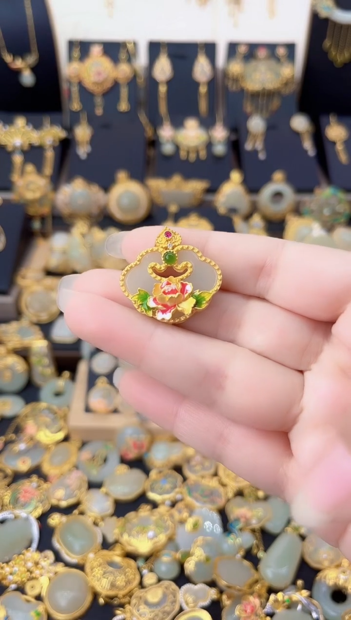 颈饰银S925镀金镶嵌和田玉牡丹花开如意锁吊坠