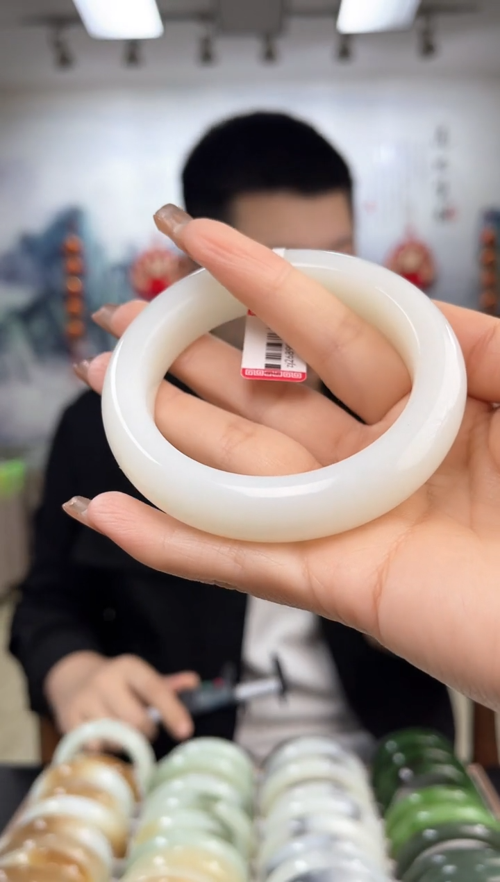 【闪购商品】和田玉手镯未镶嵌56圈口0557