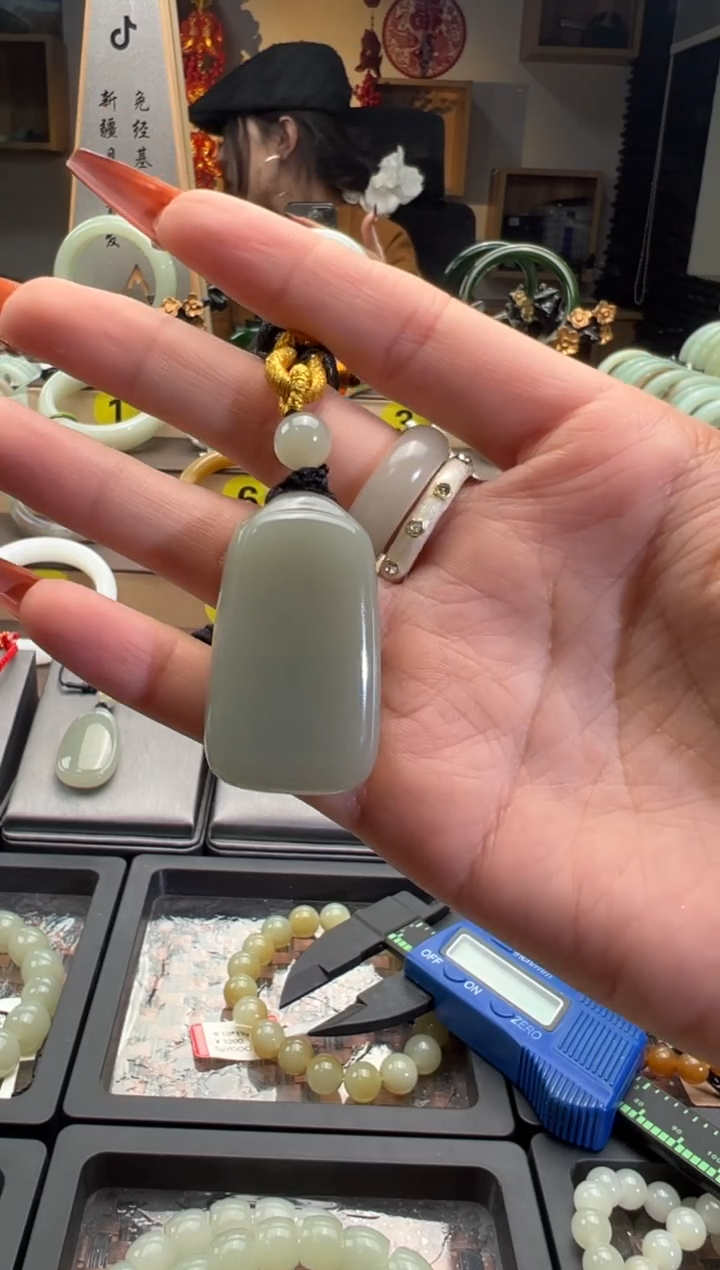 【闪购商品】和田玉吊坠(赠链)未镶嵌且末料青白玉无事牌28.4g