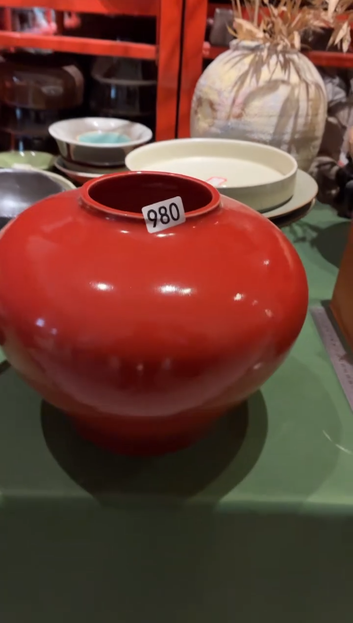 瓷片南*?980红色花器1个