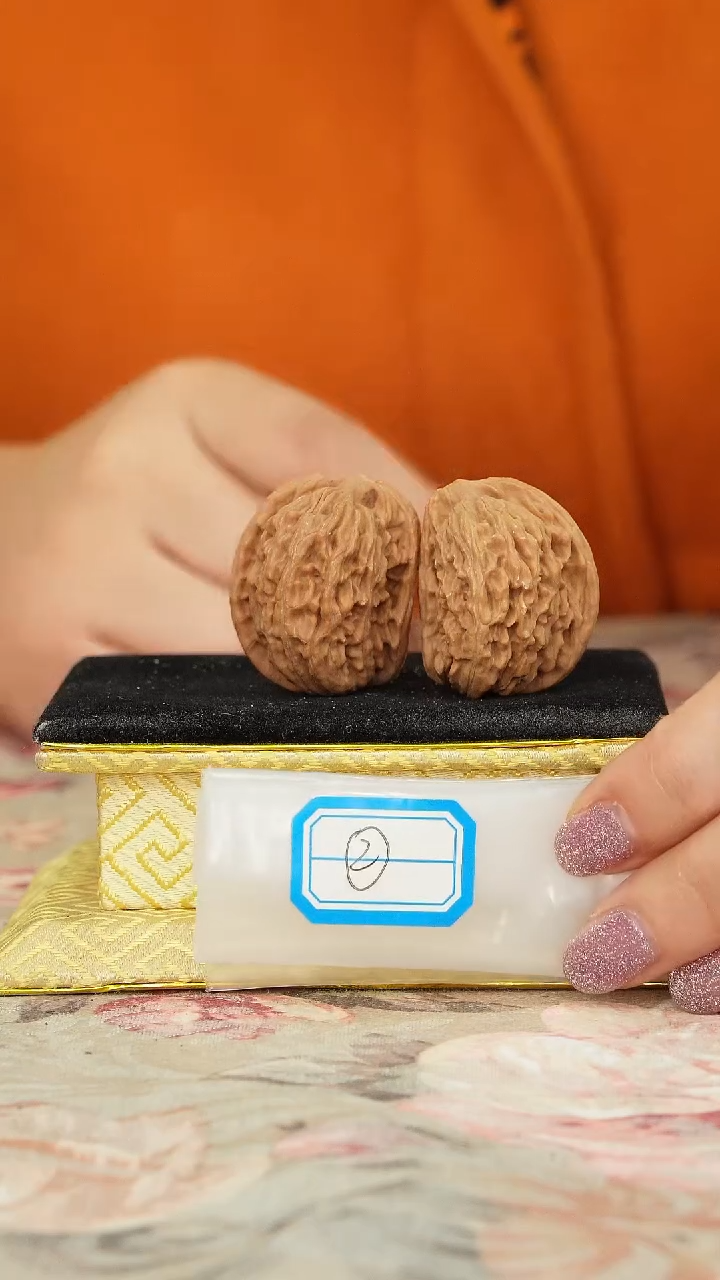 【闪购商品】文玩核桃把件一代楼异形