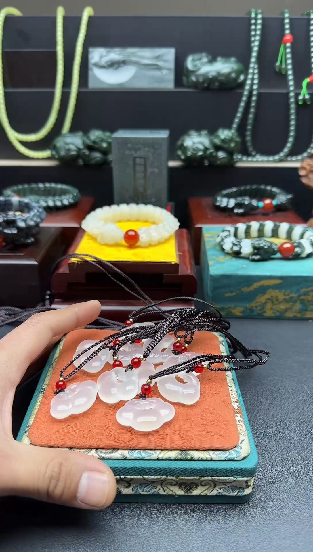 未镶嵌颈饰玛瑙/玉髓玉髓祥云锁吊坠