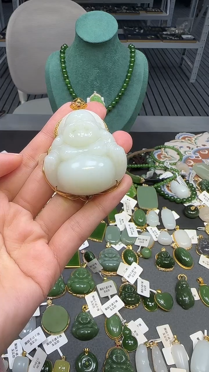 18K金镶嵌和田玉挂件1