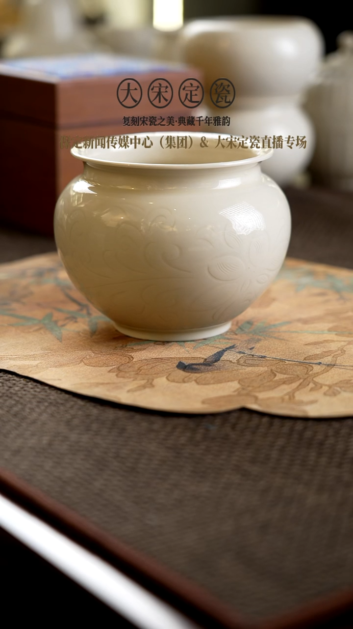 微瑕 建水  500ML左右 明显矿点 小凸起