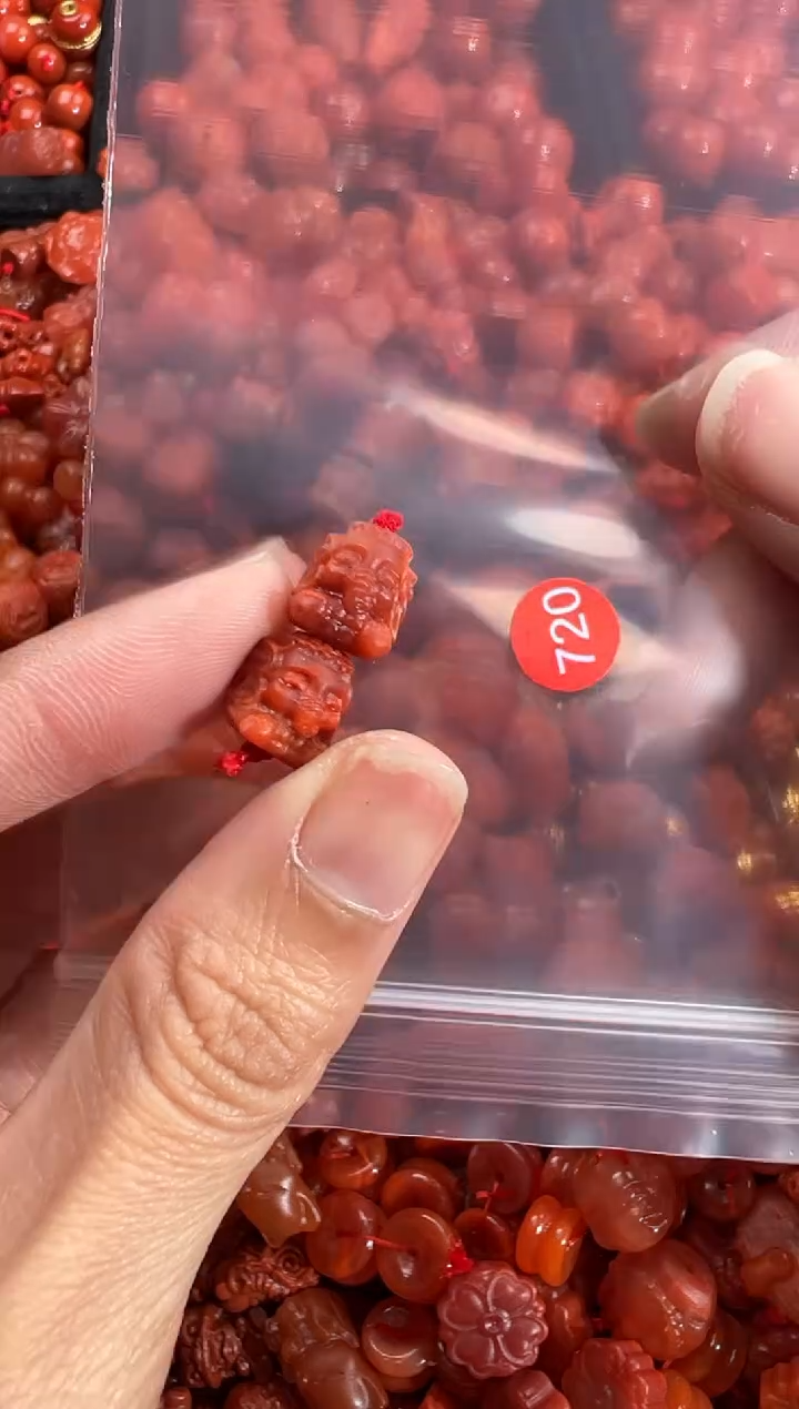 南红玛瑙未镶嵌颈饰1