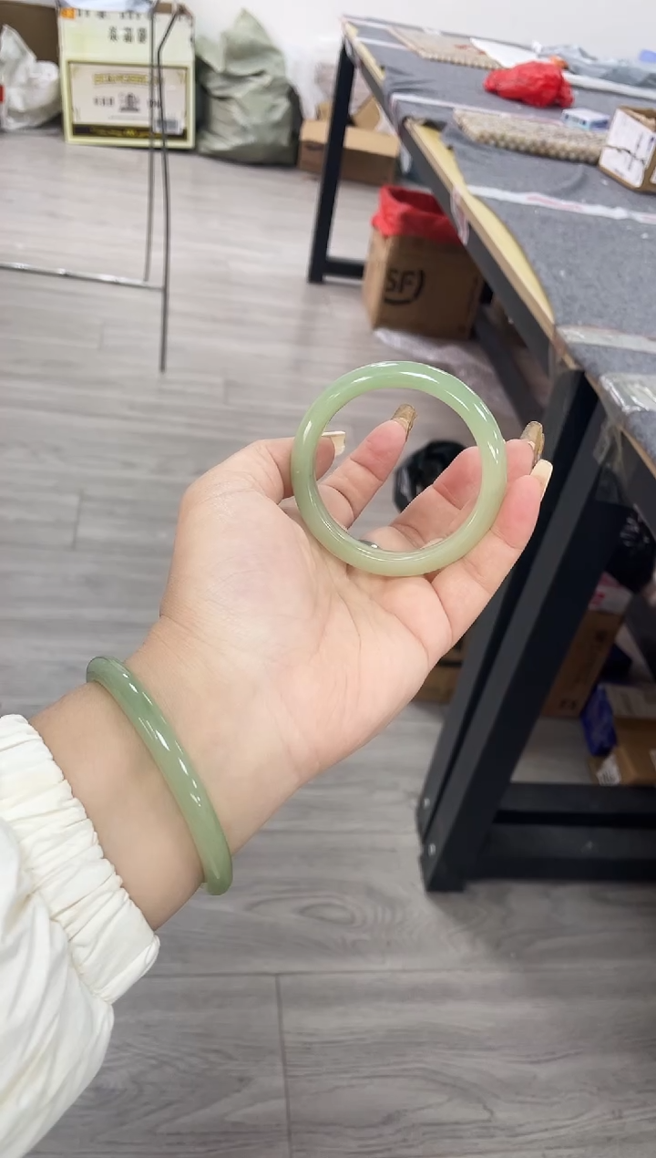 未镶嵌密玉绿镯子密玉（石英质玉）小*妞小虎妞55