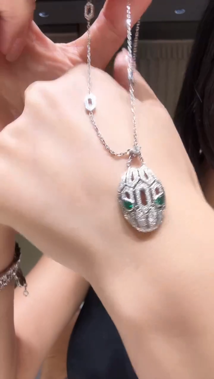 项链18K金镶嵌钻石AY0215  大号绿眼睛蛇头