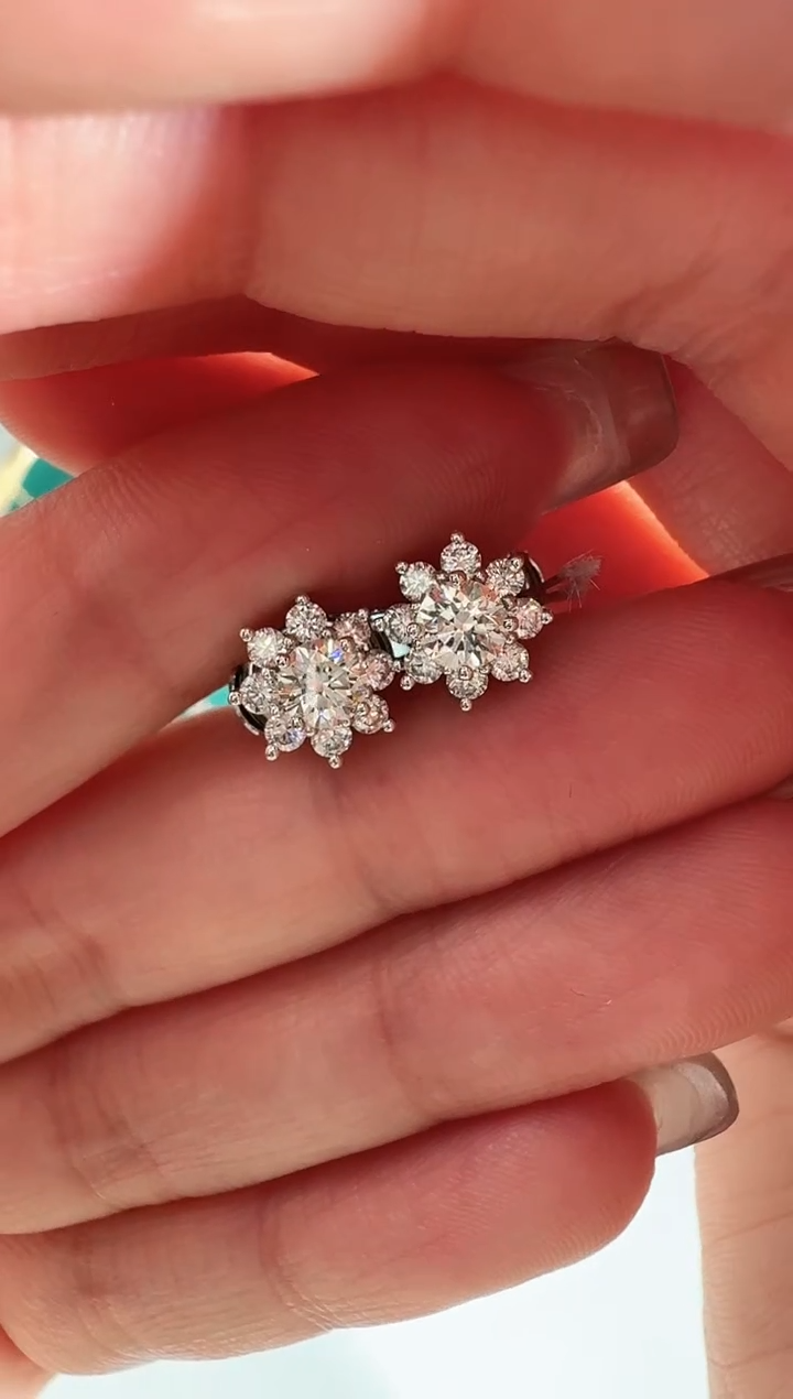 18K金镶嵌耳饰钻石梨**凉2.88g