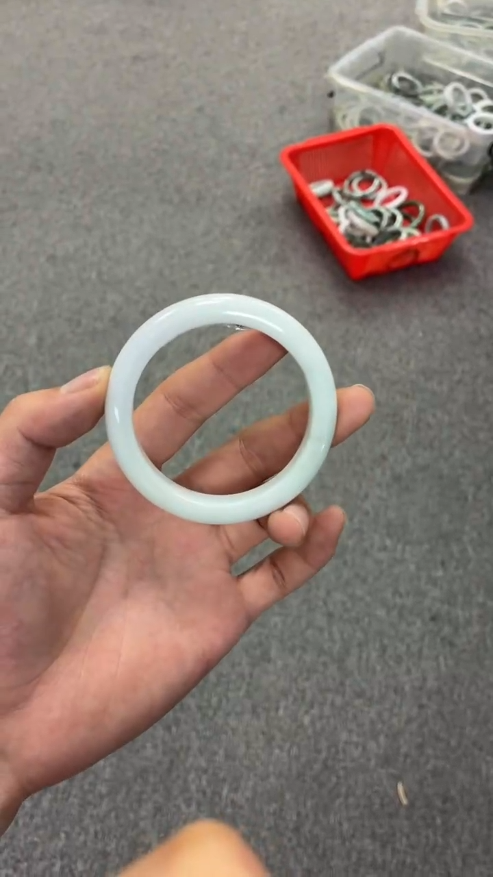 颈饰未镶嵌翡翠阳***?翡翠手镯