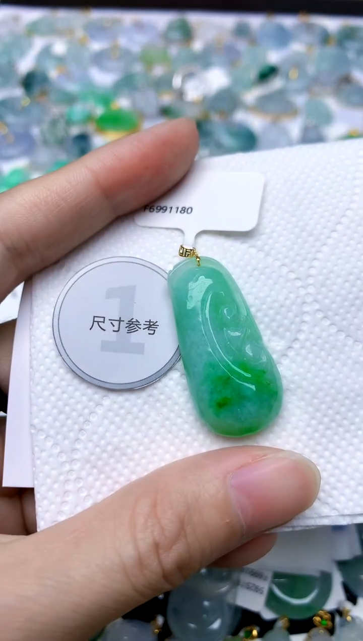 颈饰18K金镶嵌翡翠天然A货翡翠